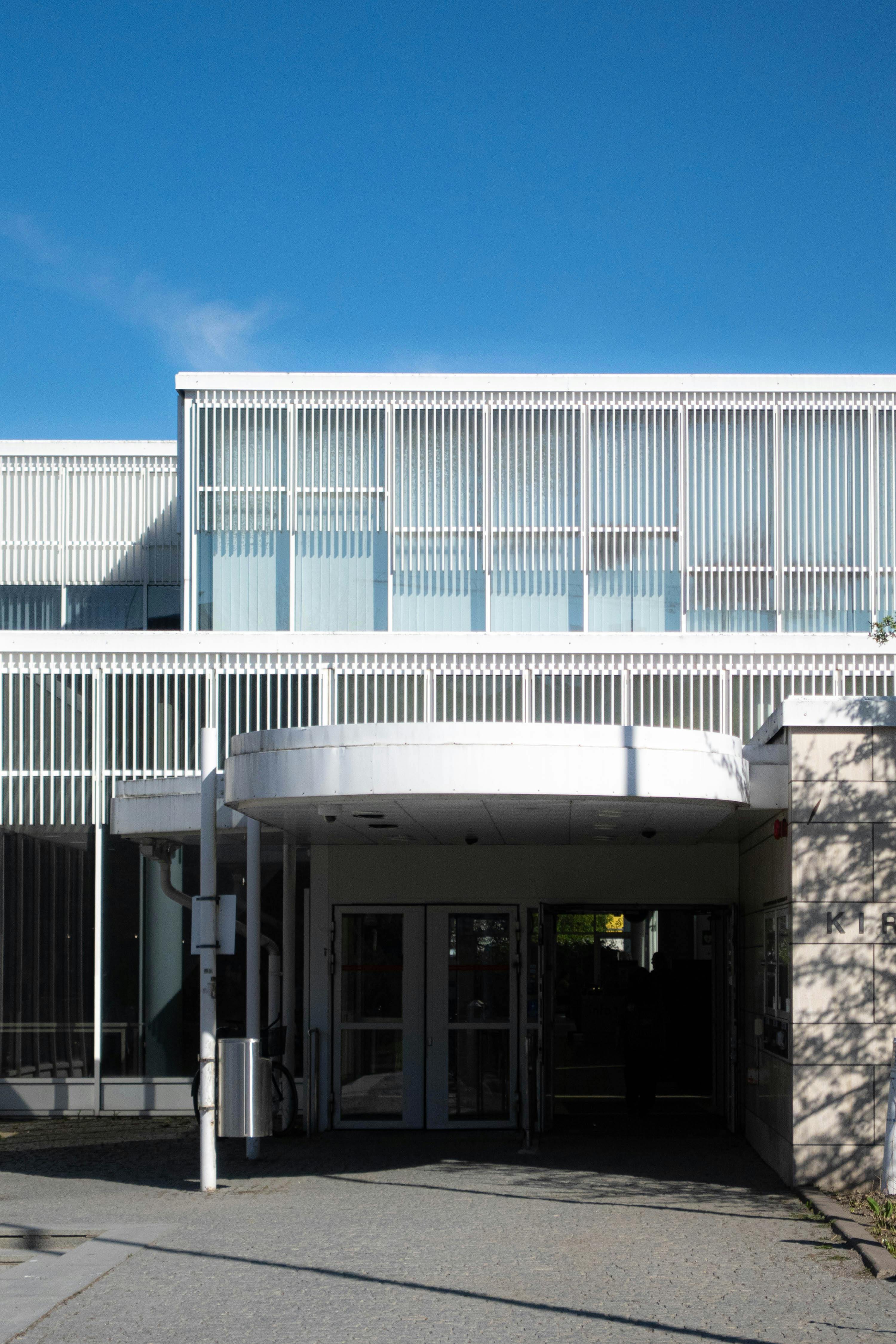 Nowoczesny budynek instytucji publicznej